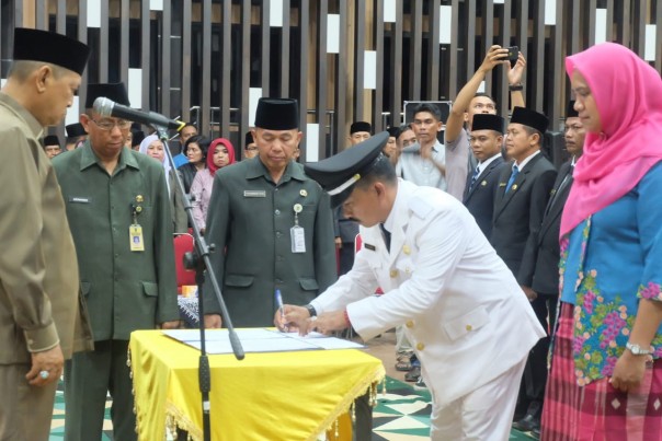 Wakil Bupati Kabupaten Inhil, H Syamsuddin Uti melantik 83 pejabat eselon IV/ADV