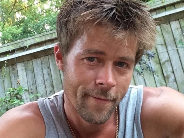 Nathan Meads, tukang bangunan yang wajah dan perawakannya sangat mirip dengan aktor Hollywood Brad Pitt. Foto: int 