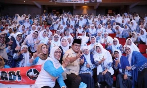 Prabowo Subianto dan relawan emak-emak yang menjadi pendukungnya saat Pilpres 2019 lalu. Foto: int 