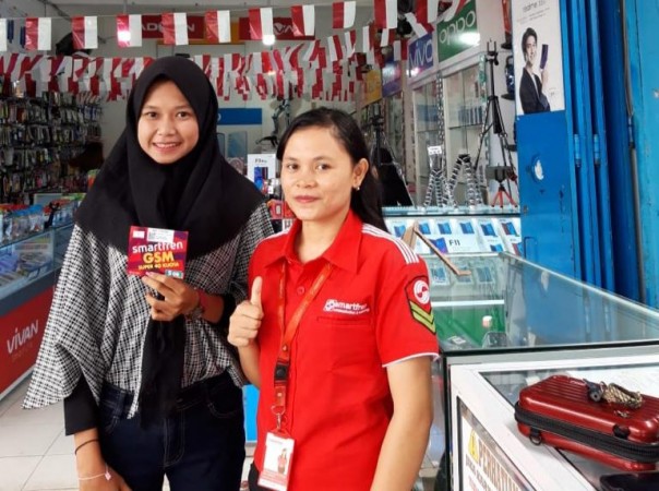 Sales Smartfren melayani pelanggan di Riau Ponsel 88