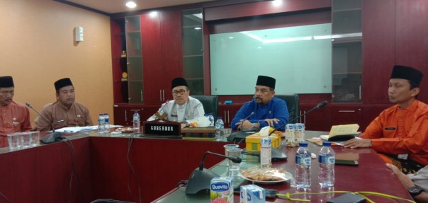 Gubernur Riau, Syamsuar dan Wakil Gubernur Riau, Edy Natar Nasution saat menjelaskan persiapan HUR Riau ke 62 dan HUT RI ke 74