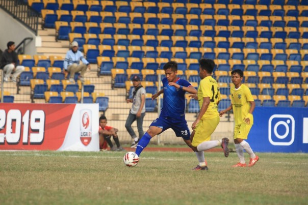 Pemain PSPS Riau diapit dua pemain Perserang Banten saat bermain imbang 1-1 di stadion Kaharuddin Nasution Pekanbaru.