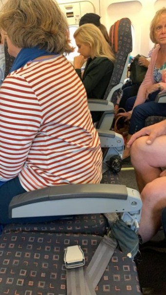 Seorang penumpang pesawat Easyjet yang duduk di kursi tanpa sandaran. Foto ini viral di media sosial sehingga netizen mengecam pihak maskapai. Foto: int 