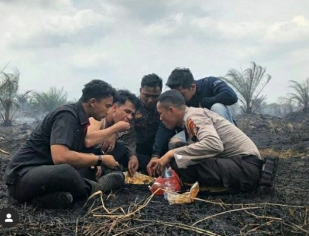 Viral polisi makan nasi sebungkus berlima orang di Pelalawan Riau (foto/int)
