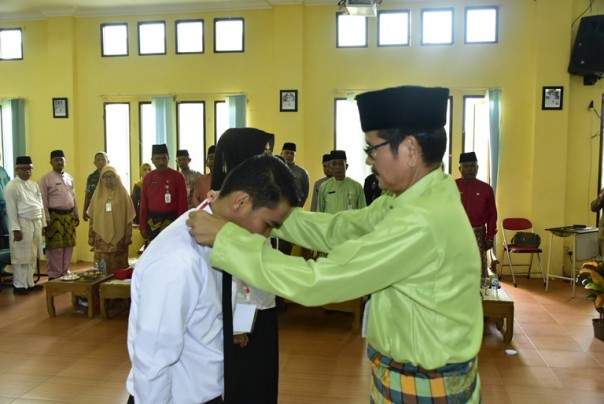 Pemasangan tanda peserta Diksar oleh Staf Ahli Bupati Bengkalis Bidang Ekonomi dan Keuangan Sekretaris Daerah  H Indra Gunawan/hari