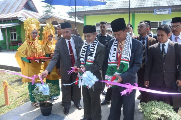Pimpinan Pondok Modern Gontor (Ponorogo, Jawa Timur), KH Hasan Abdullah Sahal  saat membuka acara kreativitas santri/hari
