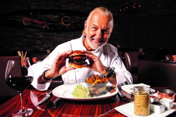 Chef Keller memamerkan burger buatannya yang disebut-sebut sebagai yang termahal di dunia. Foto: int/ist 