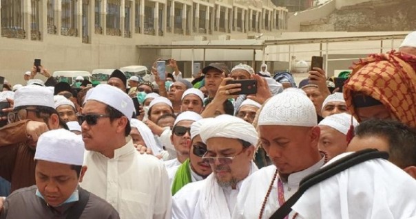 Habib Rizieq Syihab saat menghadiri pemakaman Mbah Moen di Ma'la, Makkah. Foto: int 