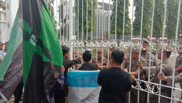Massa HMI berdemonstrasi di Kantor Gubernur Riau anggap Gubernur Riau Syamsuar tidak serius atas Karhutla (foto/iqbal)