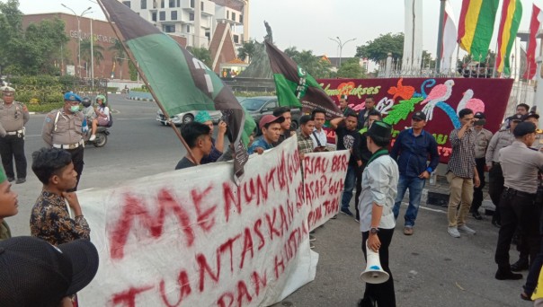 Mahasiswa yang tergabung dalam HMI MPO melakukan aksi deko di depan kantor gubernur Riau