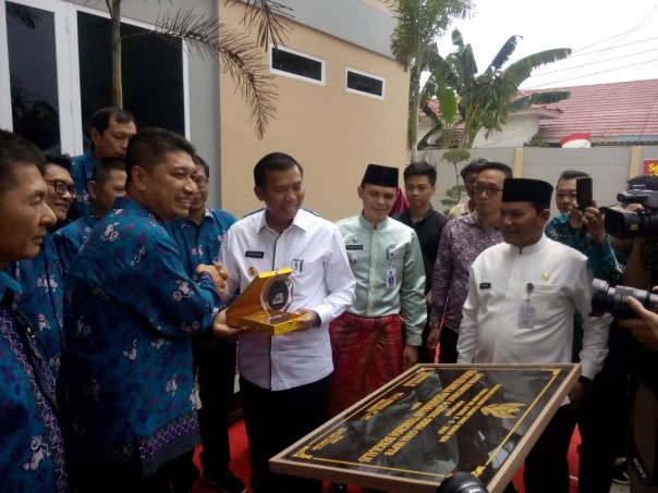 Wali Kota Pekanbaru Firdaus didampingi Ketua IKPTB periode 2016-2019 saat menghadiri peresmian gedung serba guna IKPTB