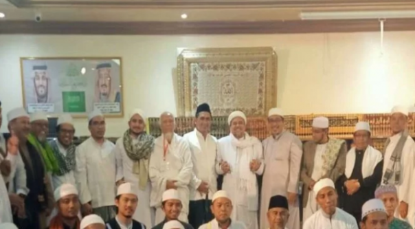 Keluarga Mbah Moen mengatakan pertemuan dengan Habib Rizieq Syihab di kediamannya di Kota Makkah. Foto: int 