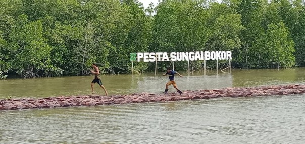 Lomba lari diatas tual sagu dalam pesta sungai bokor yang ke 9, Kamis 8 Agustus 2019/mad