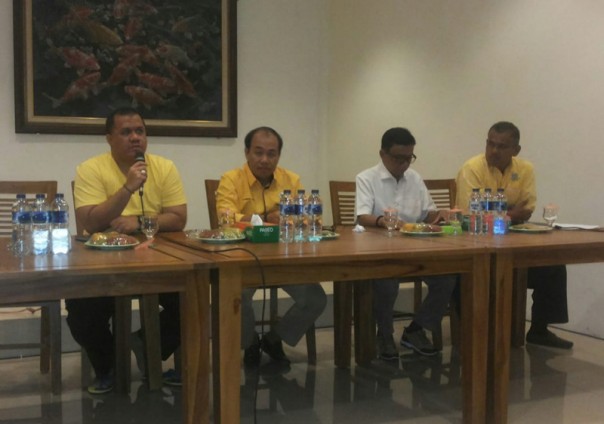 Ketua DPD II Partai Golkar Inhu, H Yopi Arianto pimpin rapat