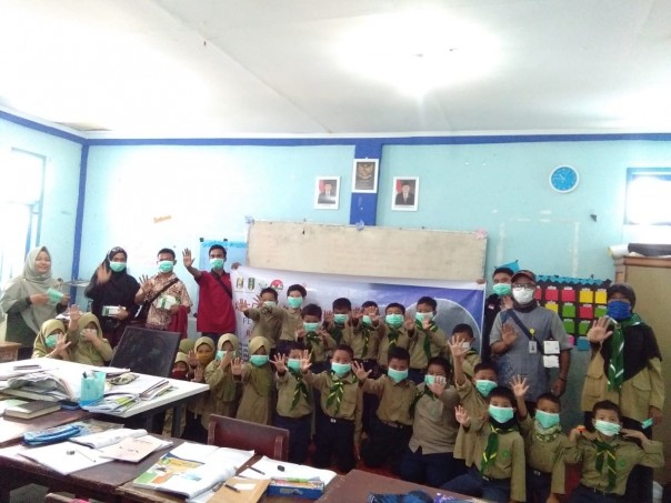 PC IMM Pekanbaru bagi masker di sekolah