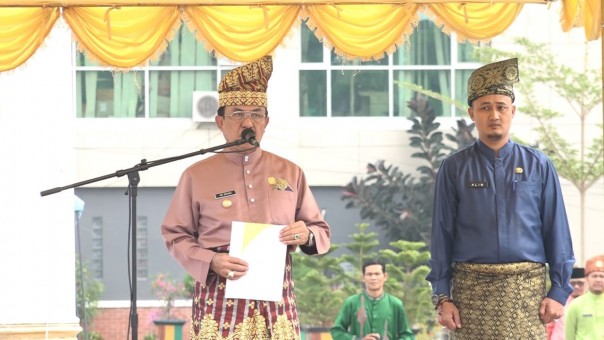 Bupati Inhil HM Wardan Saat Jadi Irup Apel Peringatan Hari Jadi Riau Ke-62/ADV
