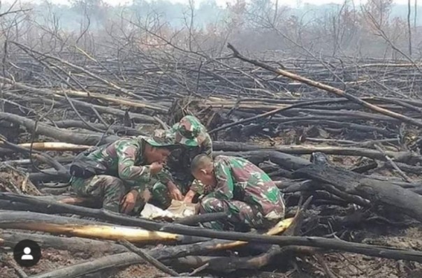 Viral foto TNI makan di tengah lahan yang terbakar di Pelalawan, Provinsi Riau (foto/int)