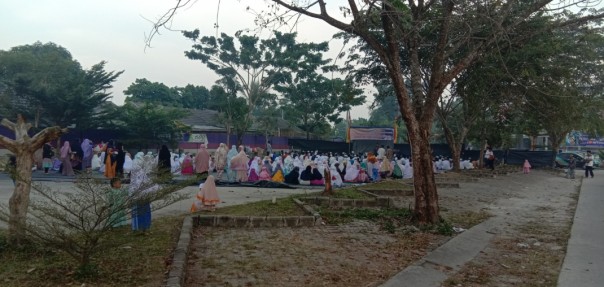 Masyarakat Pekanbaru di Kelurahan Binawidya saat akan melakukan shalat Idul Adha 1440 H