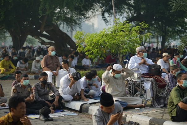 Umat Muslim Pekanbaru khusyuk melaksanakan Shalat Idul Adha meski diselimuti kabut asap tebal