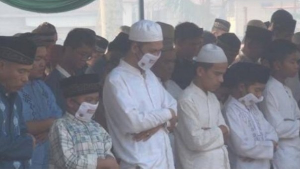 Warga Perumahan Guru Cendana Rumbai jamaah Mesjid Baitul Mukarram shalat di tengah kabut asap (foto/ilustrasi)