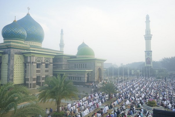 Masyarakat Pekanbaru tengah shalat Idul Adha ditengah kabut asap