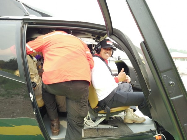 Alfedri pantau karhutla dengan menggunakan helikopter/lin