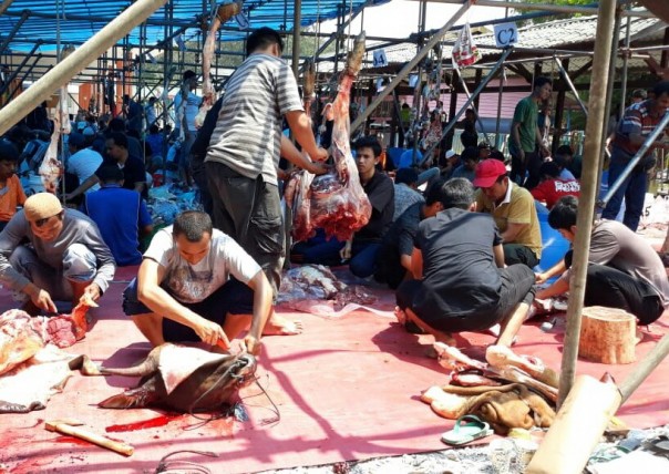 Suasana pemotongan daging kurban di Riau Kompleks PT RAPP./IST