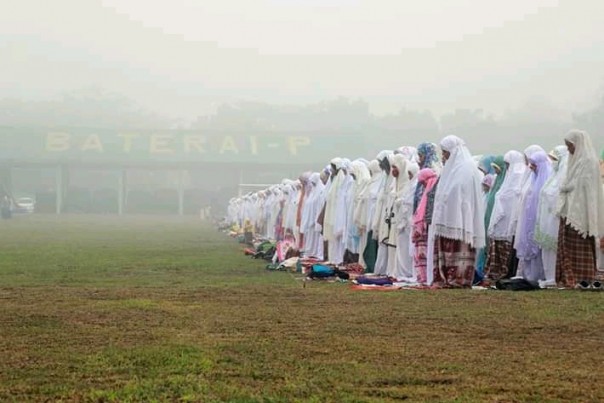Warga Kota Pekanbaru saat melakukan shalat Idul Adha meski kabut asap melanda selama lebih dari sepekan