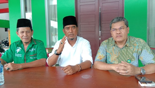 Ketua PWNU Riau Tengku Rusli Ahmad, Wakil Ketua PWNU Riau, H Deni Efizon dan Wakil Sekretaris PWNU Landa Trinado