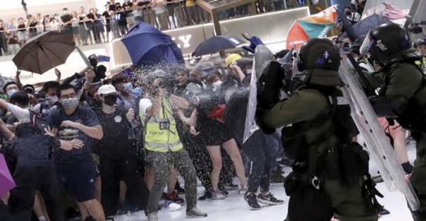 Bandara Hong Kong Diduduki Ribuan Demonstran,   Seluruh Penerbangan Dibatalkan