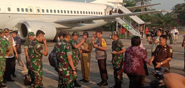 Rombongan Menteri KLHK, Panglima TNI, Kapolri dan BNPB saat tiba di Pekanbaru