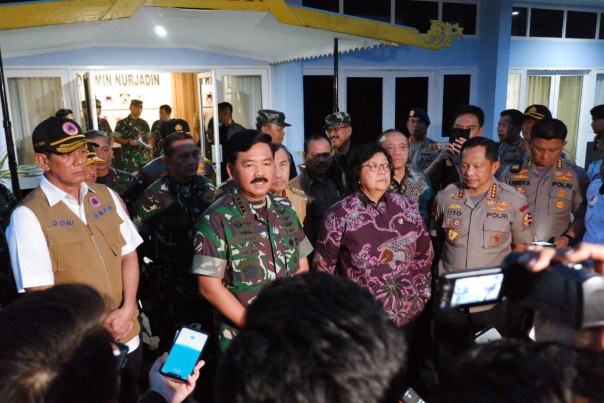 Panglima TNI Marsekal TNI Hadi Tjahjanto, Menteri Lingkungan Hidup dan Kehutanan Siti Nurbaya Bakar, Kapolri Jenderal (Pol) Tito Karnavian dan Kepala BNPB Letjen TNI Doni Monardo saat jumpa pers di VIP Lanud Roesmin Nurjadin