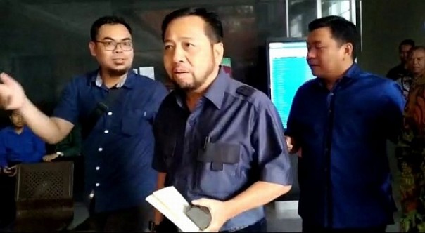 Begini penampilan Setnov yang baru, saat dimintai keterangan sebagai saksi dalam kasus dugaan korupsi PLTU Riau-1. Foto: int 