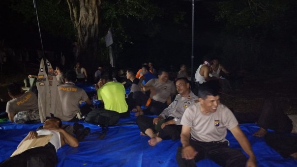  Personil Polres Inhu harus rela tidur dan menginap di dalam hutan untuk memadamkan titik api/azi