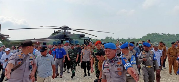 Panglima TNI Jendral Hadi Tjahjanto bersama Kapolri Jendral Tito Karnavian  meninjau titik api di Pelalawan/ardi