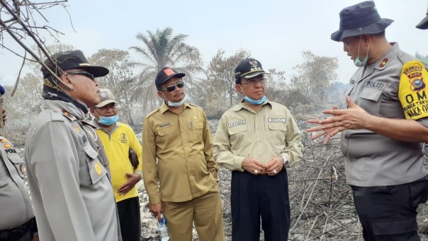 Bupati Inhil, HM Wardan terjun langsung meninjau lokasi Kebakaran Hutan dan Lahan (Karhutla) di Kelurahan Kempas Jaya/ADV