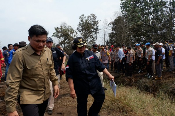 Menteri Lingkungan Hidup dan Kehutanan (LHK) Siti Nurbaya Bakar saat melakukan tinjauan ke lokasi kebakaran hutan dan lahan