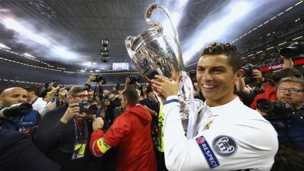 Cristano Ronaldo bersama trophy Liga Champions yang diraihnya saat bersama Madrid. Foto: int 