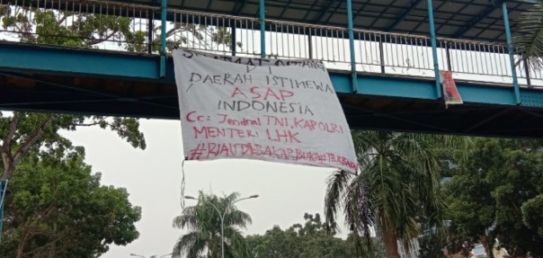 Spanduk yang sindir rombongan Panglima TNI, Kapolri, dan Menteri LHK sudah hilang (foto/int)