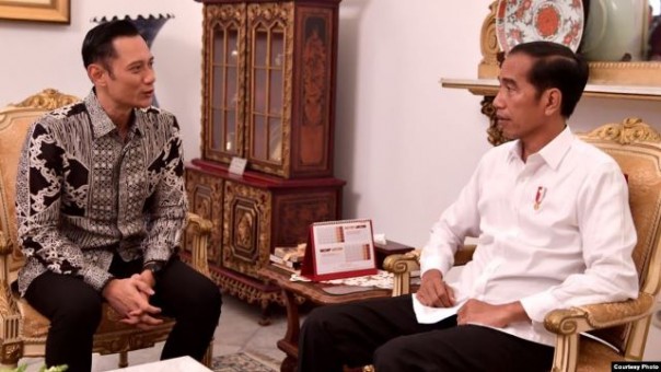 Pertemuan AHY dengan Presiden Jokowi, yang disebut-sebut sebagai sinyal beralihnya dukungan Demokrat dari Prabowo kepada Jokowi. Foto: int 