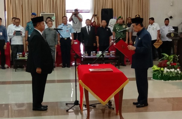 Gubernur Riau, Syamsuar melantik Ahmad Syah Harrofie sebagai Pj Sekdaprov Riau