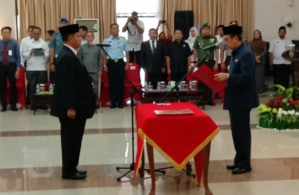 Gubernur Riau, Syamsuar melantik Ahmad Syah Harrofie sebagai Pj Sekdaprov Riau