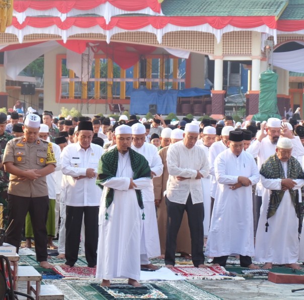 Bupati Inhil, HM Wardan bersama ribuan masyarakat mengikuti pelaksanaan Shalat Istisqa/DV
