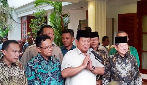 Ketum Gerindra Prabowo Subianto bersama Plt Ketua Umum PPP Suharso Monoarfa, usai pertemuan di kediaman Prabowo di Jakarta, sore tadi. Foto: int 