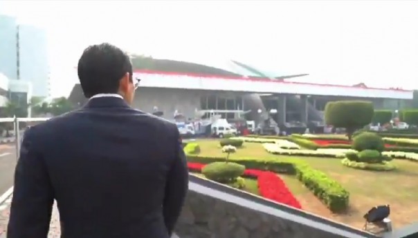 Sandiaga Uno berjalan kaki untuk menghadiri sidang tahunan MPR