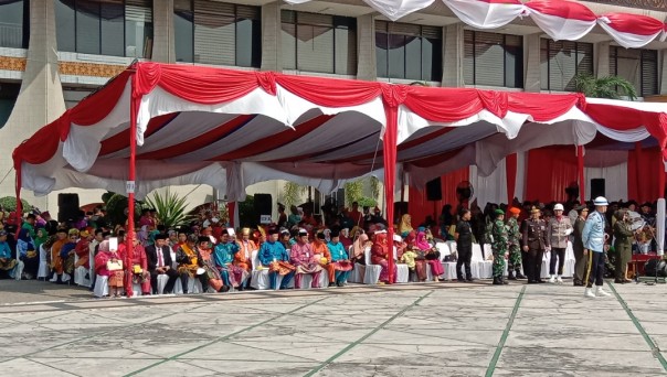 Para tamu undangan mengenakan pakaian daerah sesuai dengan instruksi Gubernur Riau, Syamsuar