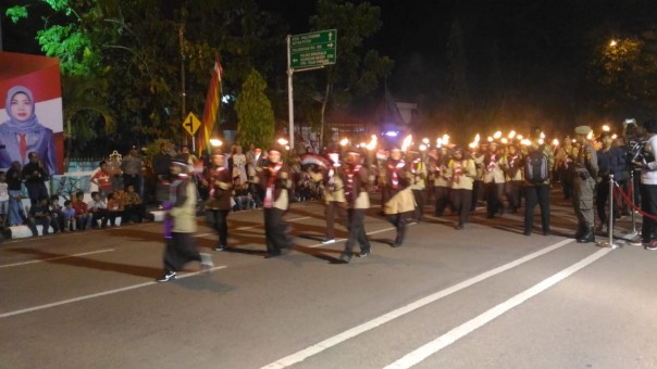 Ribuan peserta meriahkan pawai obor menyambut Dirgahayu ke 74 Republik Indonesia/hari