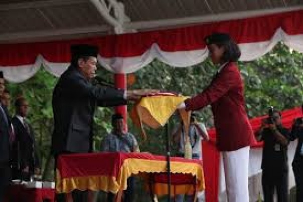  Wakil Bupati Pelalawan, Zardewan Drs H Zardewan memberikan bendera merah putih kepada pasukan pengibar bendera Riau Kompleks, yakni para siswa SMA Mutiara Harapan./IST