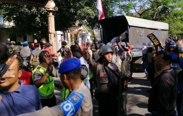 Petugas Kepolisian membubarkan massa yang sempat berkumpul di depan asrama mahasiswa Papua di Surabaya. Foto: int 