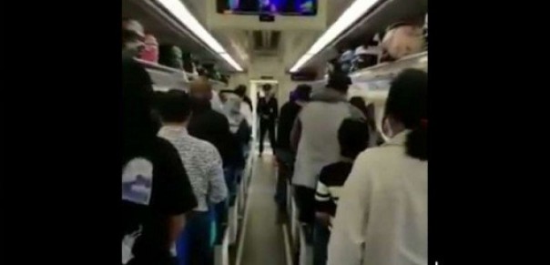 Rekaman video yang memperlihatkan penumpang kereta api bersama-sama menyanyikan lagu Indonesia Raya. Foto: int 